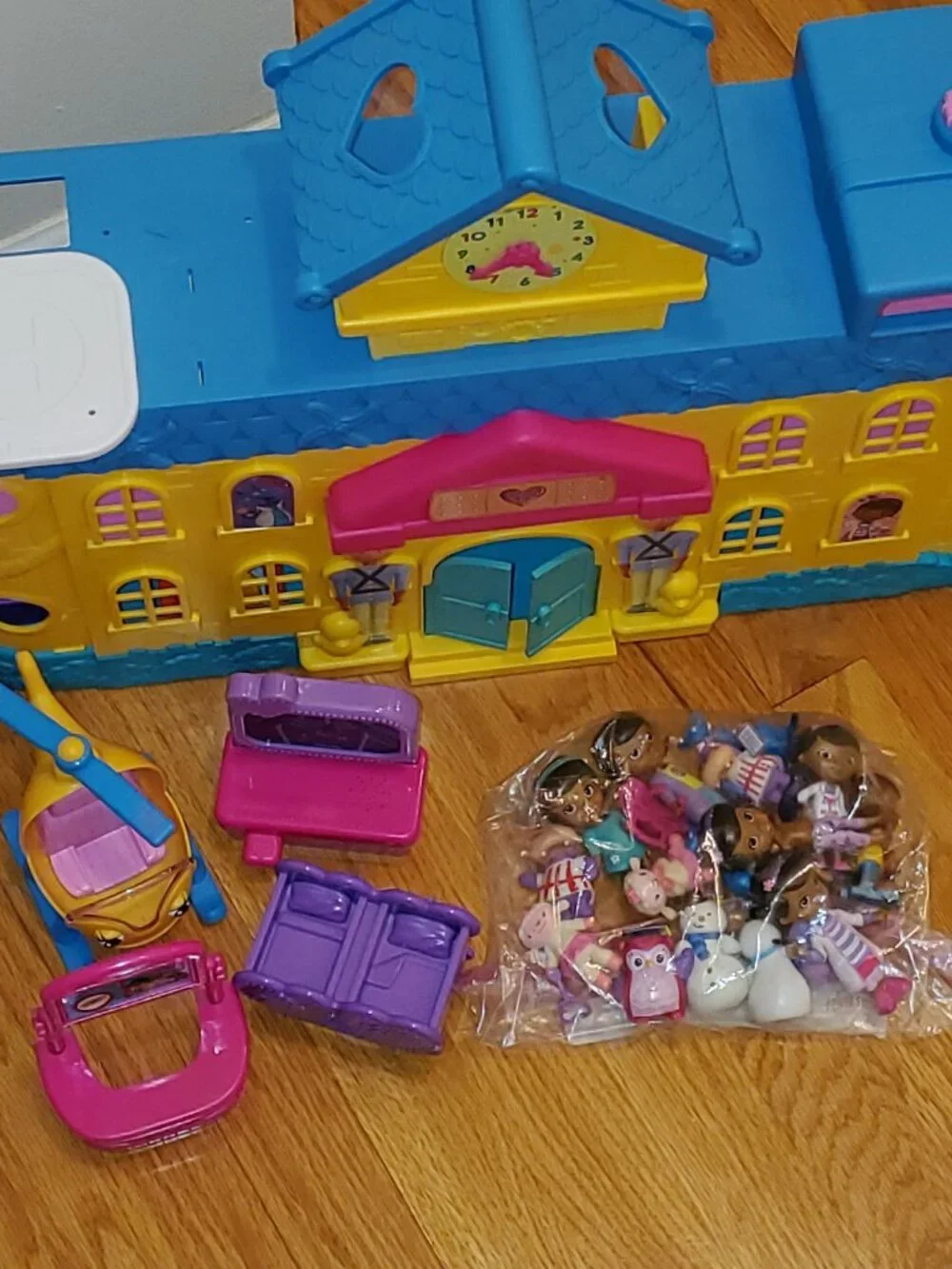 Doc McStuffins Hospital Playset & Many Extras! by Disney Junior  EUC! see photos